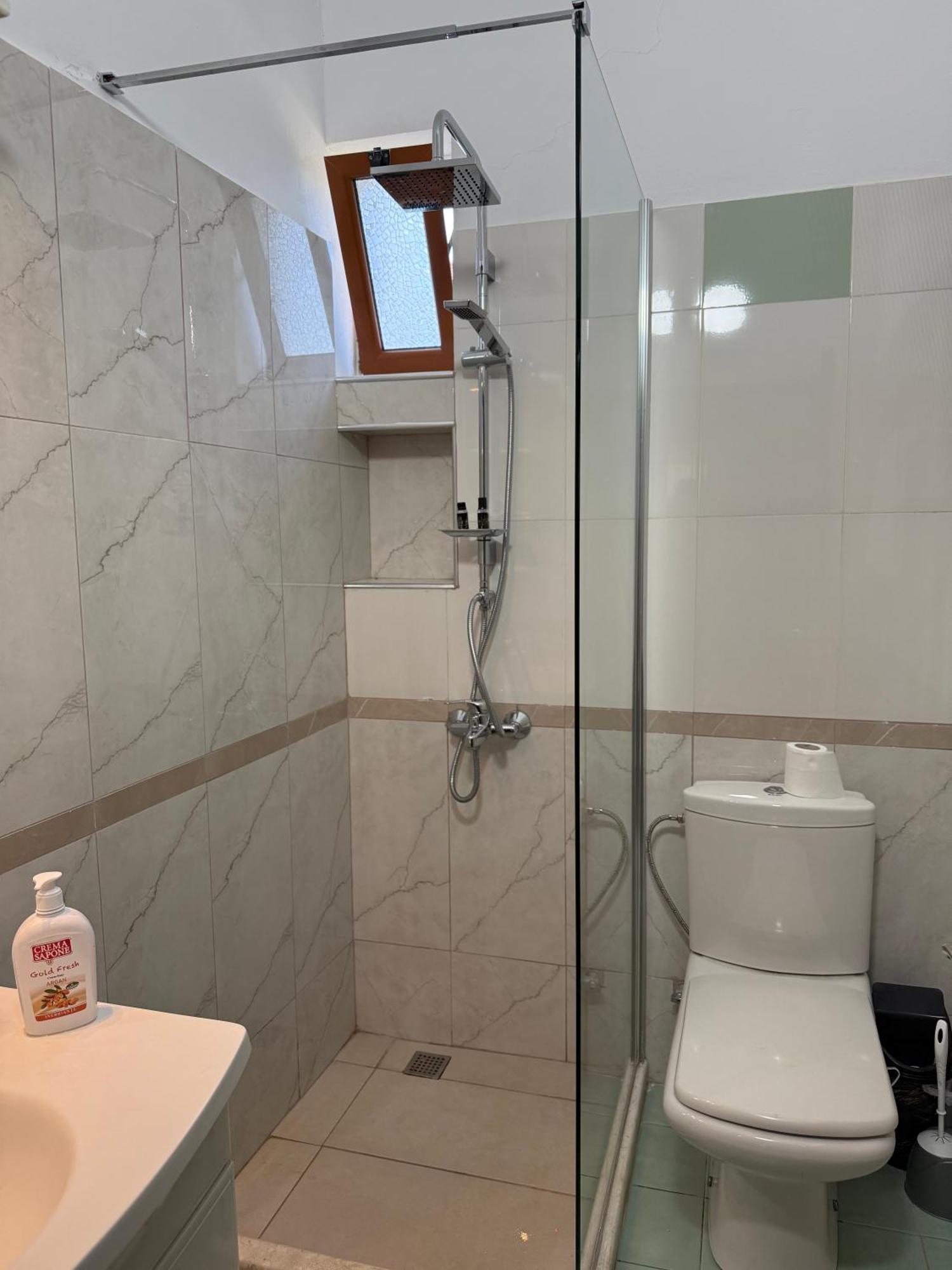 Anel'S Guesthouse Берат Екстериор снимка